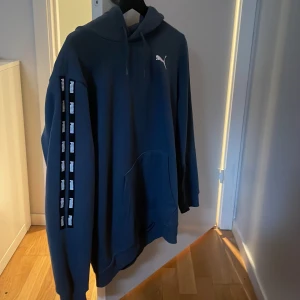 Puma Hoodie  - Säljer min puma hoodie i storlek M (passar till S också). Nypris 659kr mitt pris 250kr. Tröjan är använd ett par gånger så den är i mycket fint skick. 