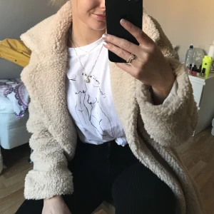 Teddykappa beige S - Knälång kappa i teddy. Aldrig använd, bara testad hemma. Storlek small men något oversize. Från Ivyrevel. Kan skicka fler bilder vid intresse. Köpare står för frakt💘