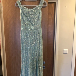 Balklänning  - Jättefint bal/aftonklänning från Shein i storlek Xs/32. Nyskick.  Säljer den då den blev lite för lång på mig(är 153cm) & retur tiden var över innan den skulle skickas tillbaka.  Orginal pris 619kr. Kontakta gärna för fler bilder eller annat💕