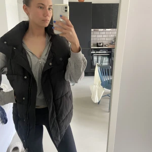Väst i superskick!  - Säljer den här fina oversized västen från Zara strl S