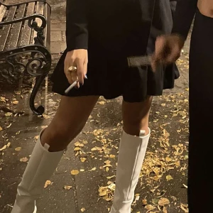 Boots - Säljer nu mina vita boots som e skitsnygga och passar vilket årstid som helst💕