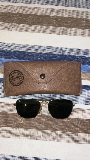 Raybans junior Solglasögon  - För barn nyshick model heter aviator 