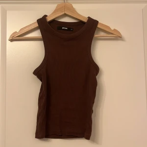 Brunt linne  - Finr ribbat brunt linne från Bikbok i storlek Xs! Det är perfekt nu till sommaren och ser ut som nytt!💕