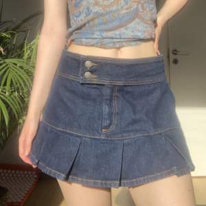 En lågmidjad minikjol i jeans från Asyou (köpt på Asos). Använt en gång så är som ny. Säljer pga att jag inte använder. Slutsålt på asos nypris 369. 🌞