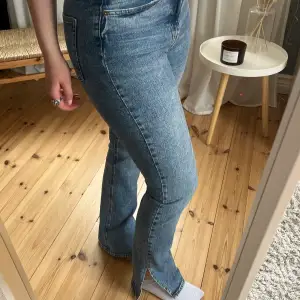 Jeans med slits från Hm, köpta förra året säljer då jag har ett par liknande😊