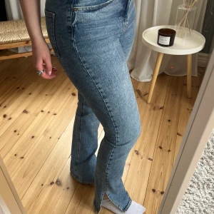 Jeans med slits  - Jeans med slits från Hm, köpta förra året säljer då jag har ett par liknande😊