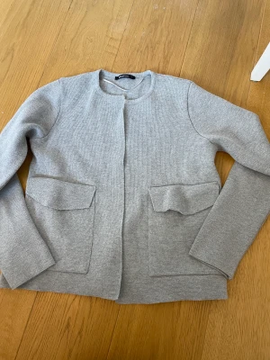 Trendig jacka - Oanvänd jacka/kofta utan prislapp från Gina tricot🥰