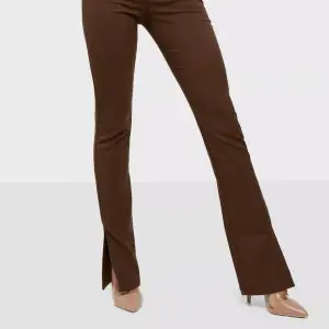 Populära bruna byxor med slits från Bianca Ingrossos kollektion med Nelly. Slutsålda på hemsidan. 