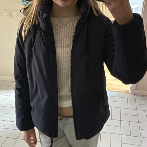 Tunn dunjacka - Jättefin tunnare mörkblå dunjacka från uniqlo i strl S💗luvan går att ta av helt (se bild två) Funkar som vår och höstjacka🙌🏻typ helt oanvänd! Äkta dun! Skriv för fler bilder
