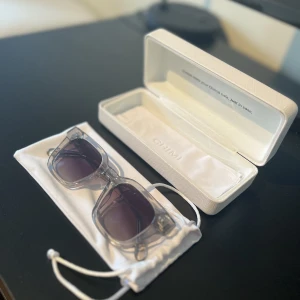 Chimi 04 Grey - Säljer ett par i princip oanvända Chimis 04 Grey. Allt som följer med när man köper dem nya följer med, dvs allt på bild. Trasan ligger kvar i plastförpackning.  I princip nyskick, inga repor.