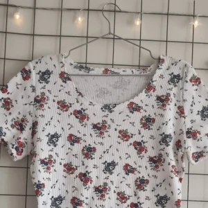 Söt ribbstickad top - Blommig fin ribbstickad top. Köpt begnad, som oanvänd.  Märke osäkert. Storlek M/L