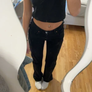 low waist jeans - säljer nu mina super fina low waist jeans ifrån Bikbok då dem inte kommer till användning och är aningen för långa för mig som är 164! storlek 24/32 och är som nya. Fler bilder kan tas om så önskas💗💕