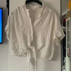 Skjorta - Tunn och luftig, använts ett tiotal gånger 