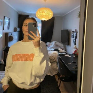 Vit sweatshirt - En vit sweatshirt med texten ”femme”🫶🏼hör av er vid frågor