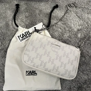 Väska  - Säljer min Karl Lagerfeld väska. Helt ny inte använd. Prislappet finns kvar på väskan. Pris kan diskuteras 😊