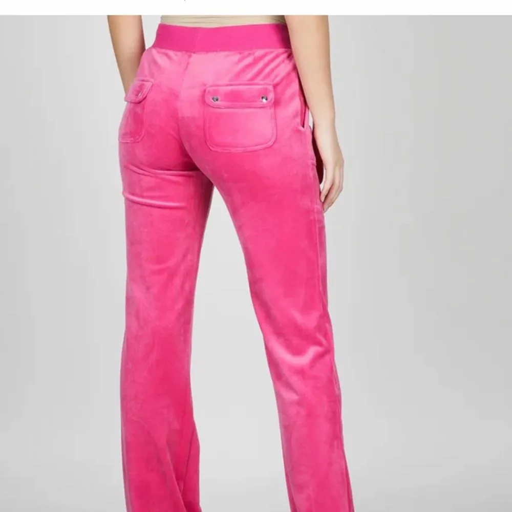 Ett par rosa juicy byxor i bra skick i storlek xs. Priset kan diskuteras❤️. Jeans & Byxor.
