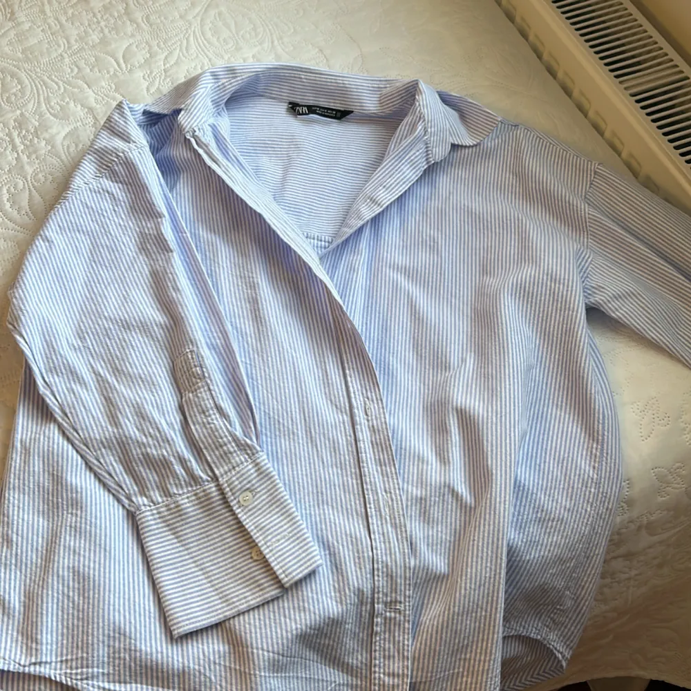 Oversized skjorta från zara 🤍. Skjortor.
