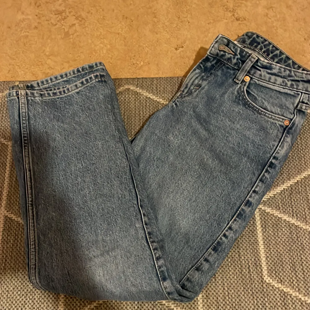 Lågmidjade byxor från weekday säljer för att det är fel storlek har bara testat dom😊i strl 25/30. Köpte dom nypris 600. Jeans & Byxor.