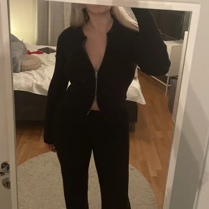 Tröja - Svart zip tröja - Ordinare från BikBok - Storlek L -Svart tröja - Storlek L - Köparen betalar för frakt - Inga returer - Betalning via köp direkt 