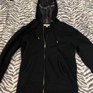  burberry zip hoodie  - Säljer denna burberry zip i extremt bra skick (använd vid 3 tillfällen)  Kvitto o tags ingår Nypris 5000 kr