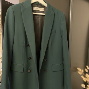 Grön kavaj - Mörkgrön kavaj från zara i storlek S. Nypris: 859kr. Säljer för 510kr
