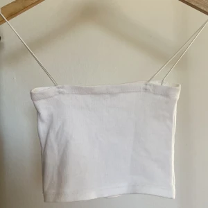 CROP TOP - Från PULL & BEAR. Var ett desperat köp, så den kom aldrig till användning. Endast testad och inte använd. I go skick, inga skador eller missfärgning.