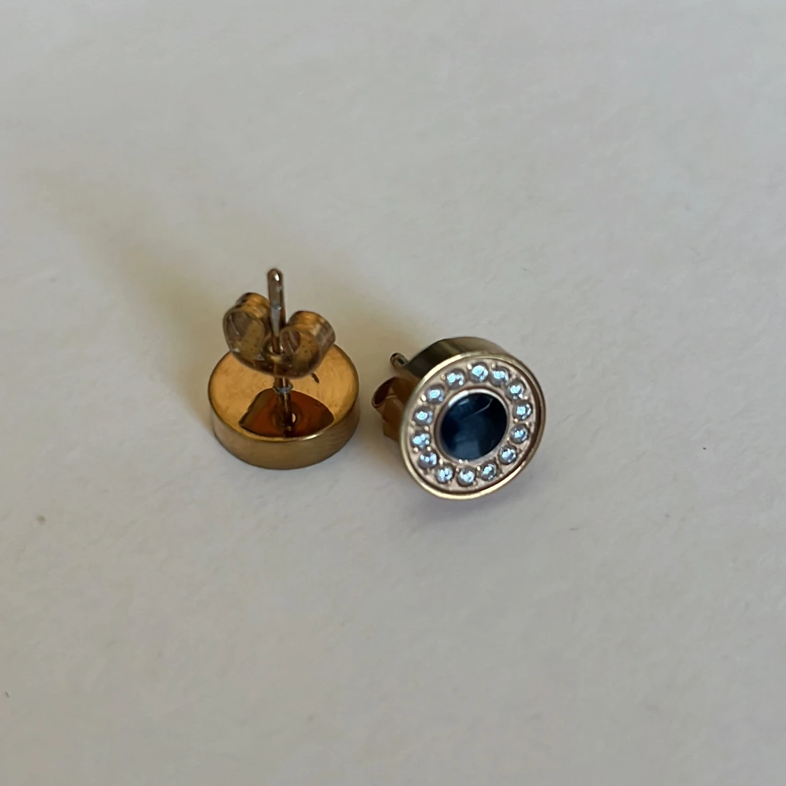 Örhängen i guld och svart 