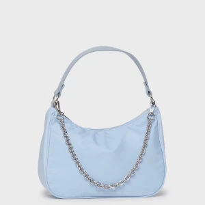 HELT NY VÄSKA - Helt ny väska med en innerfack säljs nu. Nypris : 299kr sälj för endast 80kr