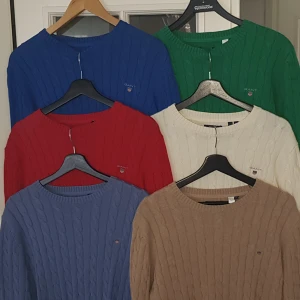 GANT Kabelstickade Tröjor - Bra kvalité GANT Kabelstickade tröjor som är sparsamt använda, INGA anmärkningar. Djur och rökfri.  Storlek: Medium Mitt pris: 350:- styck