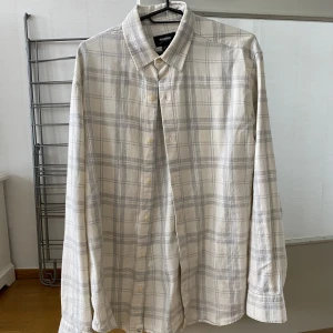 Overshirt - Overshirt i strl S med relaxed passform. Perfekt nu på våren och inför sommaren. Använd fåtal gånger. Hör av dig vid intresse!