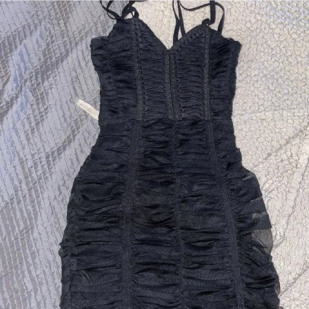 Snygg svart klänning, formar sig efter kroppen så fint! Strl 34💗. Klänningar.