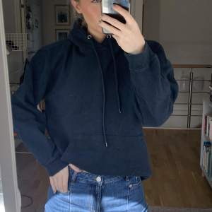 Mörkblå hoodie med snörning och ficka från Studiototal. Något oversized. Fint skick! 