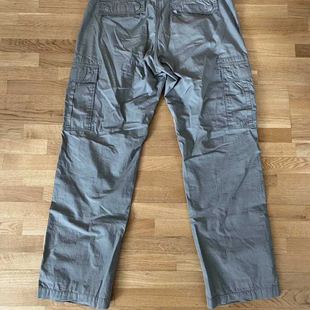 Ett par cargobyxor från dressman i storlek 36-32. Jeans & Byxor.