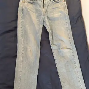 Ljusblå Levis jeans. Små fläckor på baksida lår, går förmodligen bort om man stör sig på det. W32 L30, Modell 514.