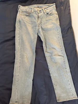 Levis Jeans - Ljusblå Levis jeans. Små fläckor på baksida lår, går förmodligen bort om man stör sig på det. W32 L30, Modell 514.