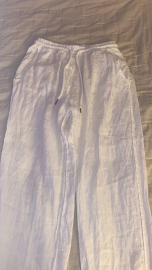 Linne byxor - Jag säljer dessa eftersom de inte kommer till användning lika mycket som förut. De är mycket använda men ser ut som nya, alltså ånga skador eller fläckar. De är tunna och perfekta till sommaren. Köpte för 599kr ungefär. Skriv privat om ni är intresserade💘