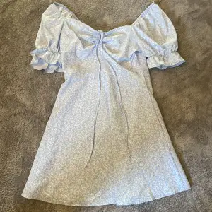 Säljer denna klänningen då den inte kommer till användning. Använt 1-2 gånger, har inga defekter och är i bra skick!