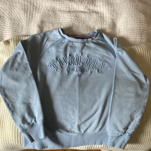 Tommy hilfiger tröja - Tommy hilfiger tröja i nyskick men aldrig använd, nypris är runt 800-1000kr