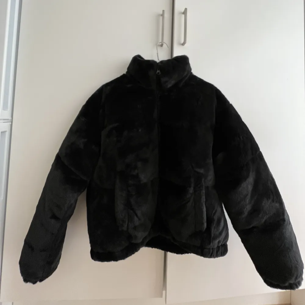 Oanvänd och jättefin bomberjacka i otroligt mjuk faux fur. Kort modell med dragkedja 🌸 jag har endast testat hemma men lapparna är borttagna. Storlek 36 men passar mer en 34.   . Jackor.