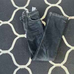 Säljer tyvärr dessa bootcut jeansen med coola sömmar från zara då de är för små. Enbart använda 3 gånger, så i väldigt bra skick💗💗I storlek 38, något små i storleken