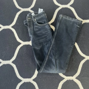 Zara bootcut jeans - Säljer tyvärr dessa bootcut jeansen med coola sömmar från zara då de är för små. Enbart använda 3 gånger, så i väldigt bra skick💗💗I storlek 38, något små i storleken