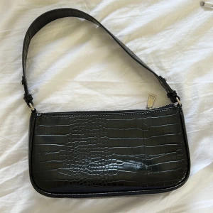 Väska  - Använd ett få tal gånger, men är som ny.