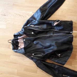 Only jacka 70 kr  - Hej säljer min only jacka i fint skick.  100 kr. Den är för liten för mig så därför ja säljer den