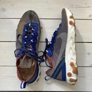 NIKE react element 87 - Supersnygga lätt genomskinliga Nike react sneakers. Endast använda av mig en gång pga fel storlek. Köpta vintage i skick 9/10. 