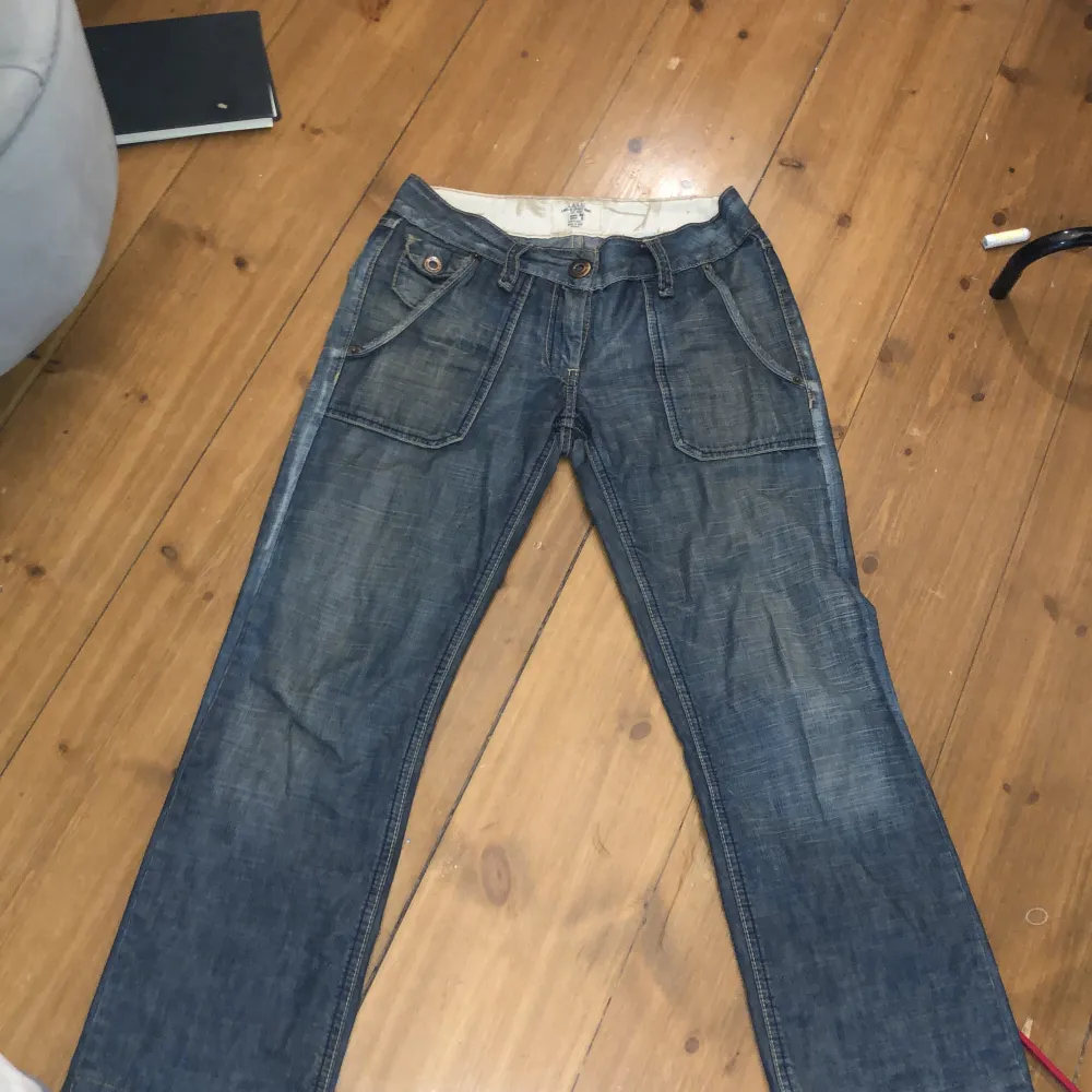 Ett par lowwaisted 2000s jeans skit snygga men säljer då de it kommer t användning. Jeans & Byxor.