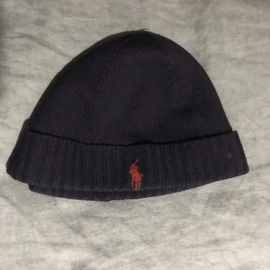 Ralph lauren mössa - Condition 6/10 lappen på insidan av mössan är bortklippt.
