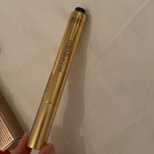 Yvessaintlaurent - Oanvänd yves saint Laurent concealer i färgen 5. 