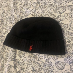 Polo mössa  - Hej säljer min polo mössa som jag fick av nån nära men har tröttnat på den lite så vill sälja den lappen där ine e bort tage för att dom låsna av sig själv efter ett tag 
