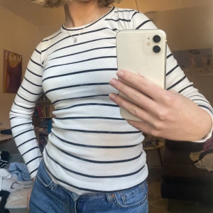 Randig tröja  - Basic och skitsnygg randig tröja från zara!! <3