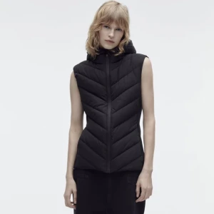 Zara väst - Säljer denna Zara väst då den inte kommer till användning! Västen är i storlek S och är i nyskick🥰Köpt för 399kr!